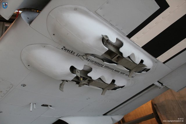 0072_Berlin-Kreuzberg_Messerschmitt_Bf_110_F-2_WNr_5052_ETC50_Bombenabwurfwaffe