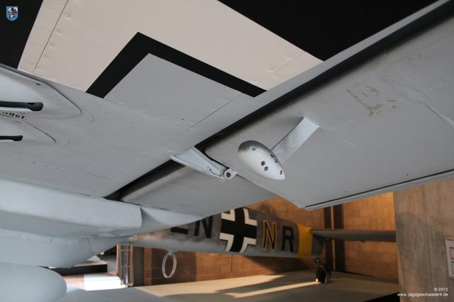 0074_Berlin-Kreuzberg_Messerschmitt_Bf_110_F-2_WNr_5052_Gewichtsausgleich_Querruder