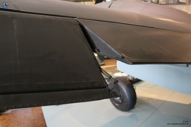 0076_Berlin-Kreuzberg_Messerschmitt_Bf_110_F-2_WNr_5052_Flettnerruder_Querruder_Landeklappe