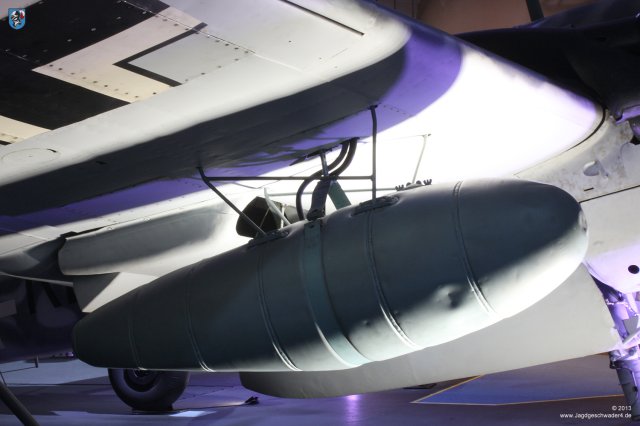 0004_London-Heandon_Messerschmitt_Bf_110_G-4_R6_WNr_730301_Zusatztank_Aufhaengung