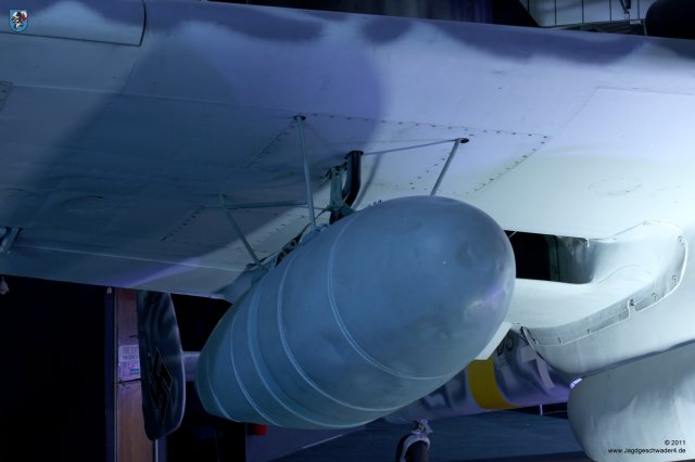 0005_London-Heandon_Messerschmitt_Bf_110_G-4_R6_WNr_730301_Zusatztank_Abstuetzung