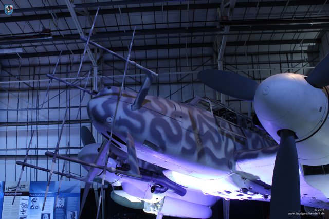 0022_London-Heandon_Messerschmitt_Bf_110_G-4_R6_WNr_730301_Panzerschuerze_Panzerscheibe