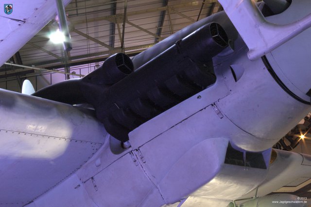 0028_London-Heandon_Messerschmitt_Bf_110_G-4_R6_WNr_730301_Flammvernichter_Triebwerk