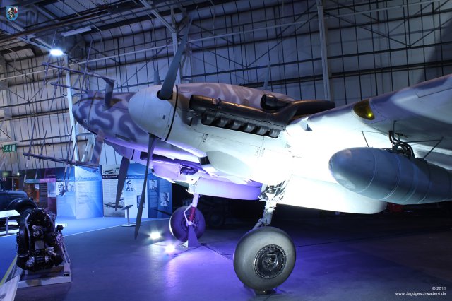 0030_London-Heandon_Messerschmitt_Bf_110_G-4_R6_WNr_730301_Hirschgeweih_Flammvernichter_Abwurftank_SN2_Radar
