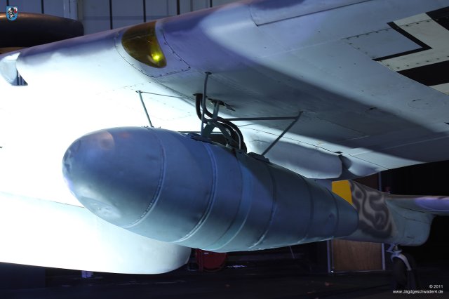 0031_London-Heandon_Messerschmitt_Bf_110_G-4_R6_WNr_730301_externer_Kraftstoffbehaelter_abwerfbar_Tank