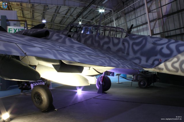0035_London-Heandon_Messerschmitt_Bf_110_G-4_R6_WNr_730301_Maeandertarnung_Maeander_Tarnanstrich