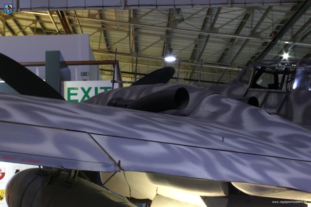 0038_London-Heandon_Messerschmitt_Bf_110_G-4_R6_WNr_730301_Flammvernichter_Triebwerk_Verkleidung
