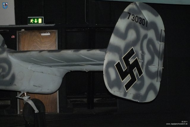 0043_London-Heandon_Messerschmitt_Bf_110_G-4_R6_WNr_730301_Seitenleitwerk_Trimmflettner_Werknummer_Hakenkreuz