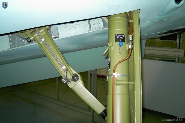 0005_Hannover_Laatzen_Focke-Wulf_Fw_190_A-8_Knickstrebe_Fahrwerk_links_Detail