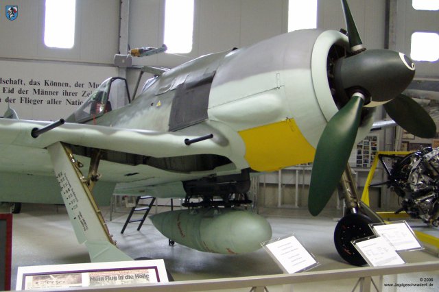 0009_Hannover_Laatzen_Focke-Wulf_Fw_190_A-8_Ansicht_vorne_rechts