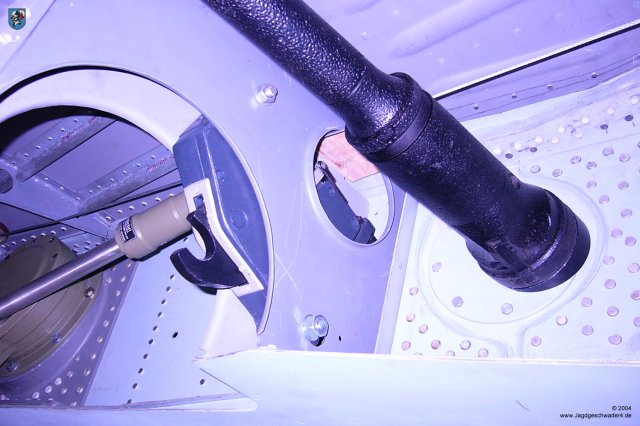 0015_Hannover_Laatzen_Focke-Wulf_Fw_190_A-8_Fahrwerkschacht_Detail_Rohrdurchfuehrung_Maschinenkanone