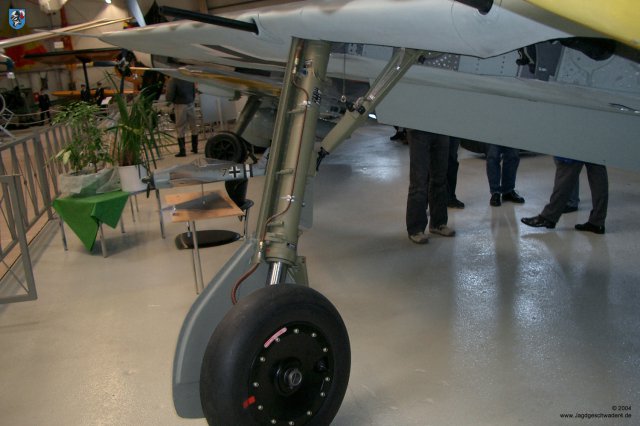 0016_Hannover_Laatzen_Focke-Wulf_Fw_190_A-8_Fahrwerk_Federbein_Knickstrebe_Fluegel_rechts