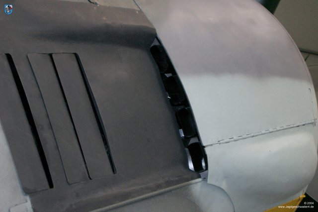 0027_Hannover_Laatzen_Focke-Wulf_Fw_190_A-8_Wartungsklappe_Triebwerkgeraete_Auspuff