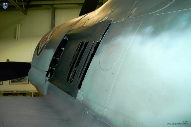 0038_Hannover_Laatzen_Focke-Wulf_Fw_190_A-8_Wartungsklappe_Triebwerkgeraete