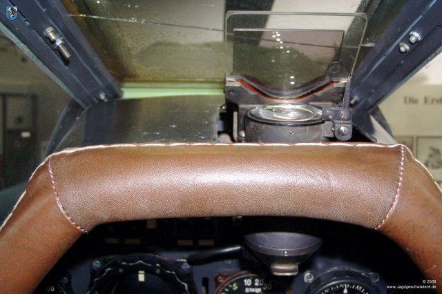 0044_Hannover_Laatzen_Focke-Wulf_Fw_190_A-8_Revi_Cockpit