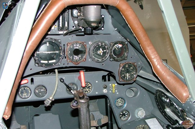 0048_Hannover_Laatzen_Focke-Wulf_Fw_190_A-8_Cockpit_Instrumente
