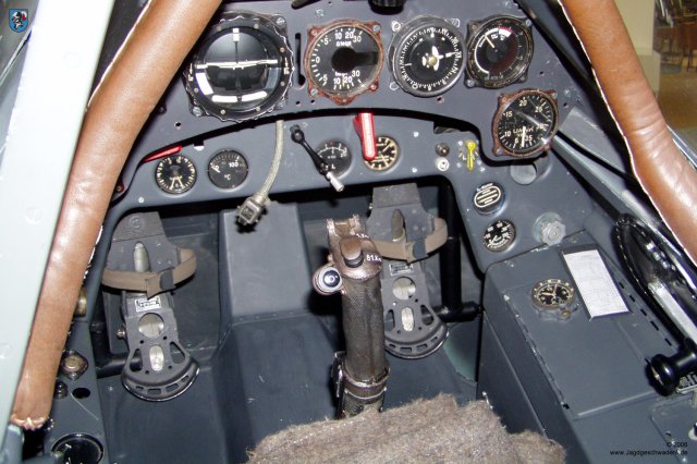 0049_Hannover_Laatzen_Focke-Wulf_Fw_190_A-8_Ruderpedale_Cockpit_Instrumente_Steuerknueppel