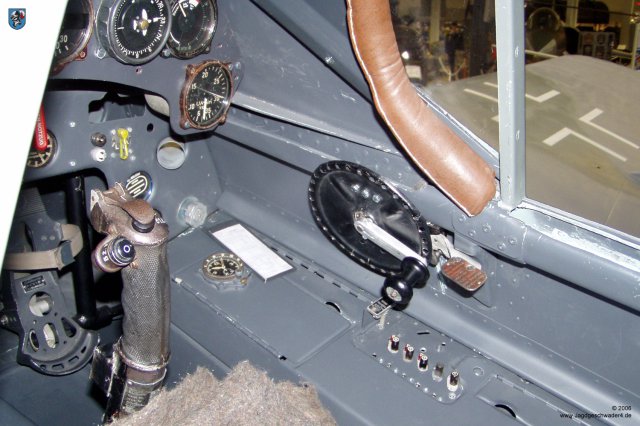 0053_Hannover_Laatzen_Focke-Wulf_Fw_190_A-8_Cockpit_Handkurbel_Schiebehaube_Steuerknueppel