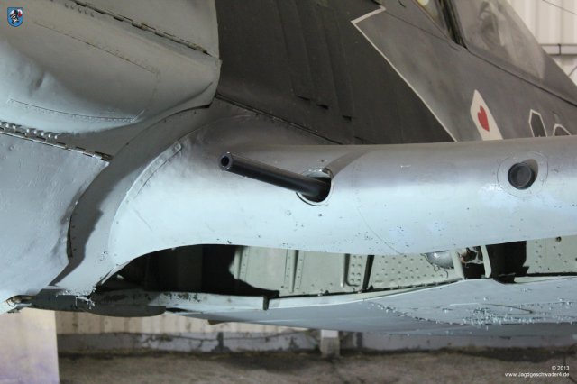 0012_Paris_Le_Bourget_Focke-Wulf_Fw_190_A-8_20-mm-Maschinenkanone_MG_151-20_und_Glasfenster_der_BSK_16