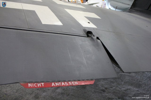 0034_Paris_Le_Bourget_Focke-Wulf_Fw_190_A-8_Querrudersteuerung_Buegelkante