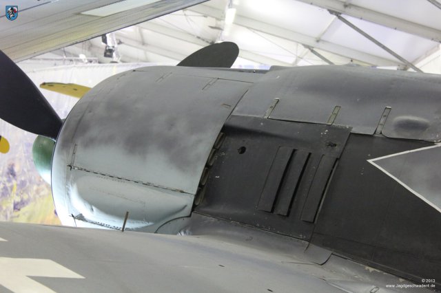 0045_Paris_Le_Bourget_Focke-Wulf_Fw_190_A-8_Wartungsklappe_Triebwerkgeraete_Rumpfseite_links