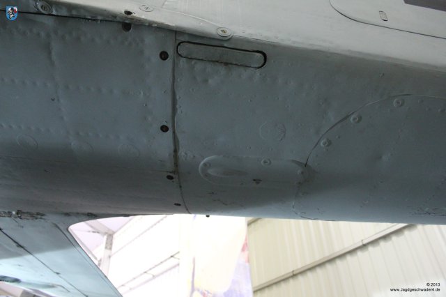 0077_Paris_Le_Bourget_Focke-Wulf_Fw_190_A-8_Deckel_fuer_Unterschale_und_Abdeckung_Geraetewanne