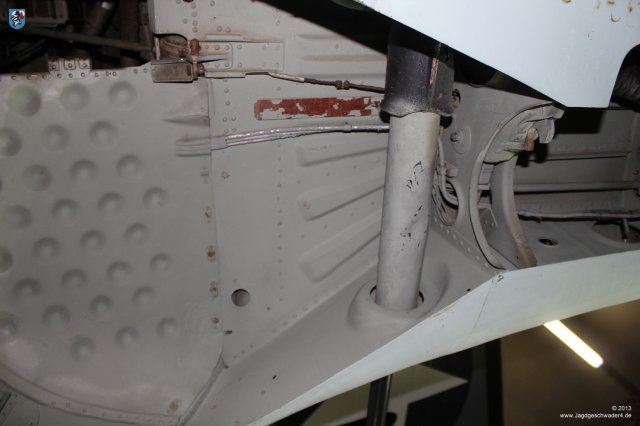 0087_Paris_Le_Bourget_Focke-Wulf_Fw_190_A-8_Fahrwerkschacht_rechter_Fluegel_Maschinenkanone