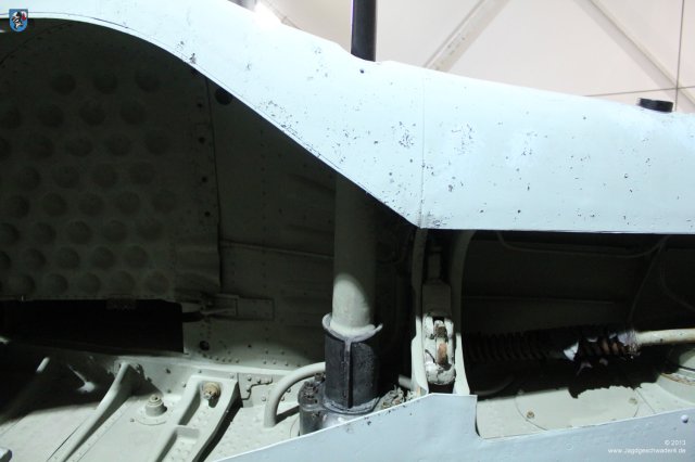 0092_Paris_Le_Bourget_Focke-Wulf_Fw_190_A-8_Fahrwerkschacht_linker_Fluegel_Maschinenkanone