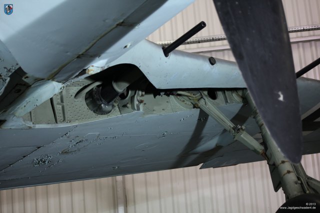 0093_Paris_Le_Bourget_Focke-Wulf_Fw_190_A-8_Fahrwerkschacht_linker_Fluegel_Maschinenkanone
