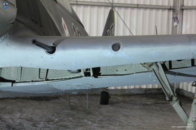 0094_Paris_Le_Bourget_Focke-Wulf_Fw_190_A-8_Fluegelvorderkante_Kanone_BSK_16_Knickstrebe