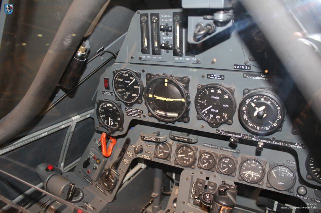 0001_Berlin_Focke-Wulf_Fw_190_Cockpit_Nachbau_Instrumente