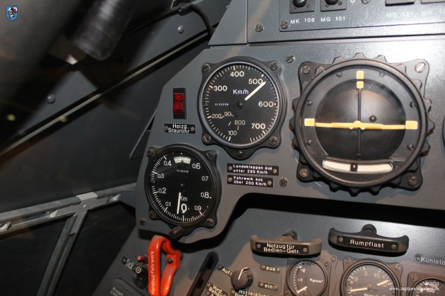 0005_Berlin_Focke-Wulf_Fw_190_Cockpit_Nachbau_Hoehenmesser_Fahrtmesser