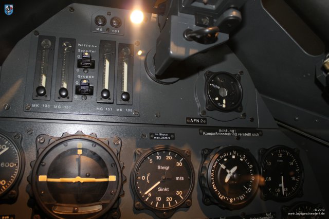 0006_Berlin_Focke-Wulf_Fw_190_Cockpit_Nachbau_Waffenschalter_AFN2