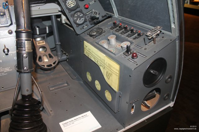 0008_Berlin_Focke-Wulf_Fw_190_Cockpit_Nachbau_Fussraum_Navigationskarte