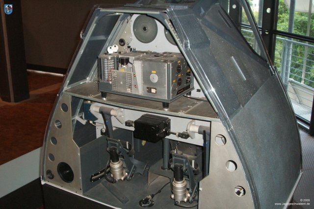0014_Berlin_Focke-Wulf_Fw_190_Cockpit_Nachbau_Frontansicht
