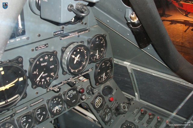 0016_Berlin_Focke-Wulf_Fw_190_Cockpit_Nachbau_Kompass_Variometer