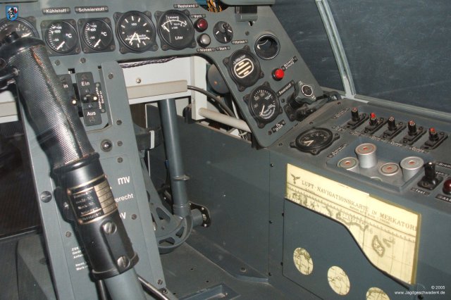 0017_Berlin_Focke-Wulf_Fw_190_Cockpit_Nachbau_Fussraum_Navigationskarte