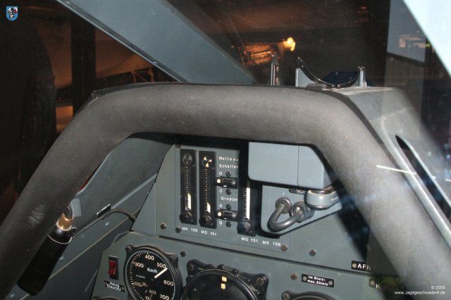 0018_Berlin_Focke-Wulf_Fw_190_Cockpit_Nachbau_Waffenschalter_Schusszaehler