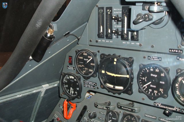 0019_Berlin_Focke-Wulf_Fw_190_Cockpit_Nachbau_kuenstlicher_Horizont_Fahrtmesser_Variometer