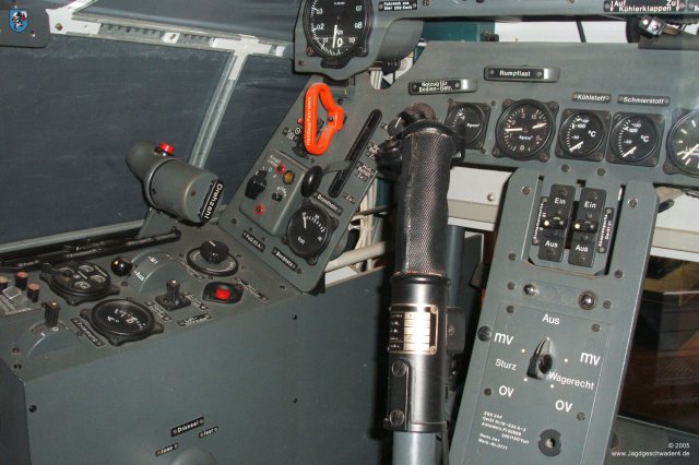 0020_Berlin_Focke-Wulf_Fw_190_Cockpit_Nachbau_Steuerknueppel_Leistungshebel