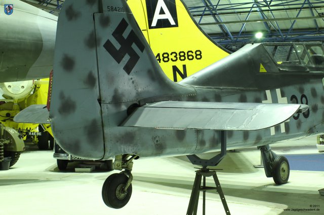 0013_London_Hendon_Focke-Wulf_Fw_190_S-8_Hoehenleitwerk_Hoehenruder_Spornrad_Sporn