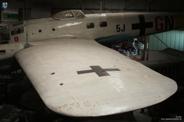 0008_Sinsheim_Heinkel_He_111_H-16_CASA_C-2_111b_Tragflaeche_Balkenkreuz