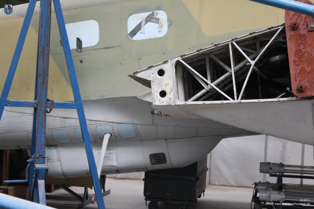 0007_Duxford_Heinkel_He_111_H-16_CASA_C-2_111b_Fluegelstruktur_Bodenwanne