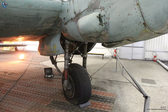 0015_Paris_Le-Bourget_Heinkel_He_111_H-16_CASA_C-2_111d_Hauptfahrwerk_Laufrad