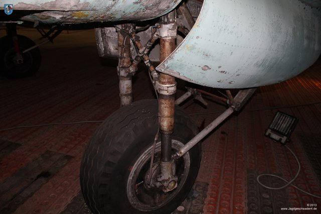0020_Paris_Le-Bourget_Heinkel_He_111_H-16_CASA_C-2_111d_Federbeine_Laufrad_Fahrwerkschachtklappen