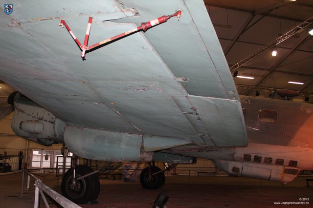 0033_Paris_Le-Bourget_Heinkel_He_111_H-16_CASA_C-2_111d_Querruder_Landeklappe_Tragflaeche