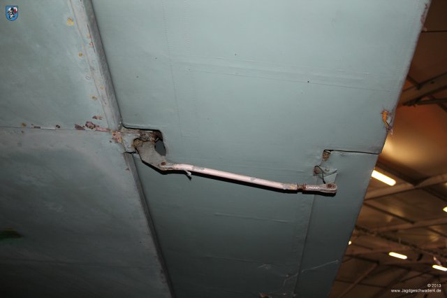 0035_Paris_Le-Bourget_Heinkel_He_111_H-16_CASA_C-2_111d_Hilfsruder_Steuerungs_Gestaenge_Querruder