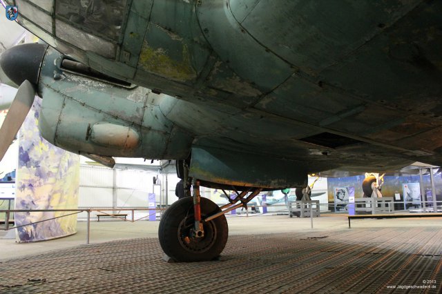 0042_Paris_Le-Bourget_Heinkel_He_111_H-16_CASA_C-2_111d_Rumpfunterseite_Fahrwerk