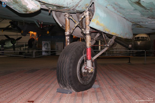 0044_Paris_Le-Bourget_Heinkel_He_111_H-16_CASA_C-2_111d_Fahrwerk_Federbein_Laufrad_Profil_Fahrwerkschacht_Klappen