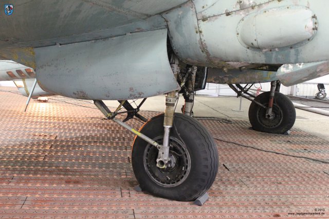 0047_Paris_Le-Bourget_Heinkel_He_111_H-16_CASA_C-2_111d_Rad_Fahrwerk_Schacht_Klappen